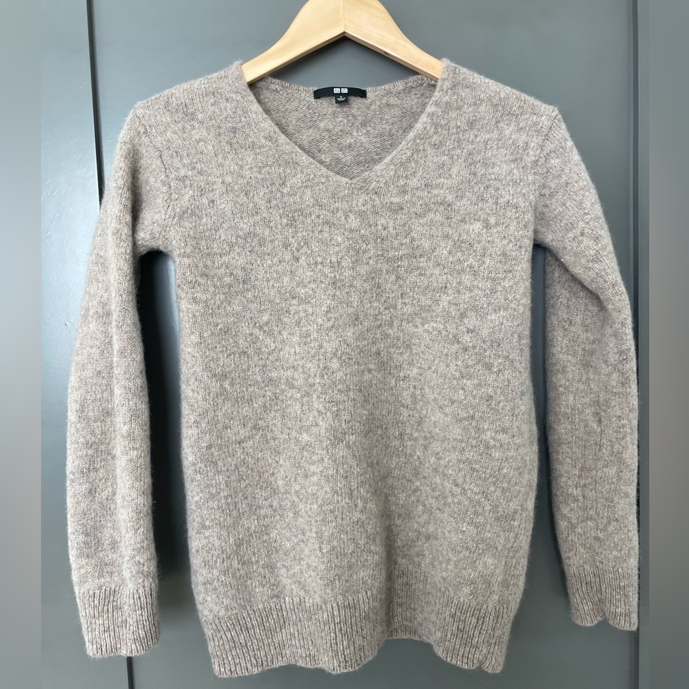 Uniqlo 100% wool v-neck pullover sweater, women’s S